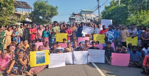 மீனவர்களைத் தாக்கியோரை கைது செய்யக் கோரி திருக்கடலூரில் வீதி மறியல் போராட்டம்
