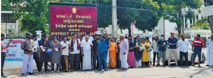 காரைக்கால் திண்மக் கழிவகற்றல் நிலையத்துக்கு எதிர்ப்பு தெரிவித்து யாழ்.செயலகம் முன்பாக போராட்டம்