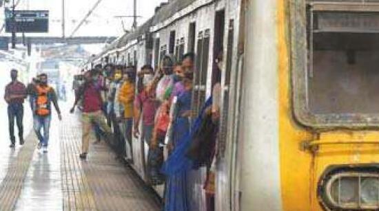 ரயில் படிக்கட்டில் தொங்கியபடி பயணித்த பயணிகளில் 5 பேர் பலி