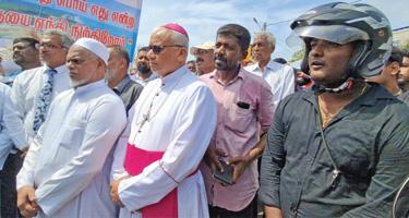 காற்றாலை மின் உற்பத்தி, கனியவள மணல் அகழ்வுக்கு எதிராக மன்னாரில் மாபெரும் எதிர்ப்பு பேரணி