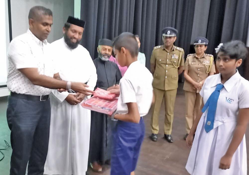 பதில் பொலிஸ் மா அதிபரினால் கற்றல் உபகரணங்கள் கையளிப்பு