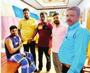 மின்சாரம் தாக்கி காயமடைந்த பணியாளருக்கு பிரதேச சபை உறுப்பினர்களின் பங்களிப்பில் நிதி