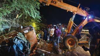 ஆந்திராவில் மாங்காய் லொறி கவிழ்ந்து 9 பேர் உயிரிழப்பு