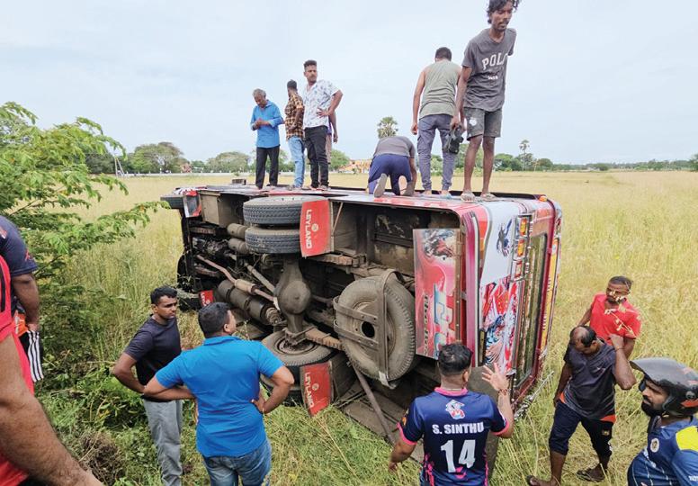 யாழிலிருந்து சித்தங்கேணி சென்ற பேருந்து வயலில் கவிழ்ந்து விபத்து