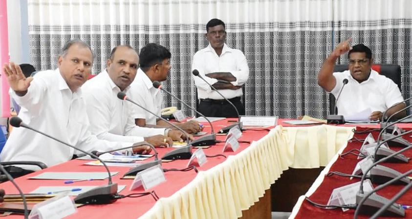 மன்னார் நகர சபையில் முரண்பட்ட இந்நாள், முன்னாள் தவிசாளர்கள்