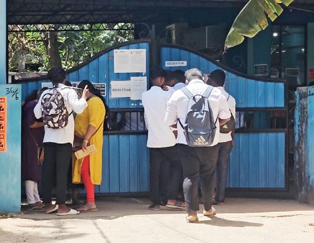யாழ். மோட்டார் போக்குவரத்து திணைக்களத்தில் பாதுகாப்பு உத்தியோகத்தரின் அனுமதி பெற்றே உட்செல்ல வேண்டியநிலை