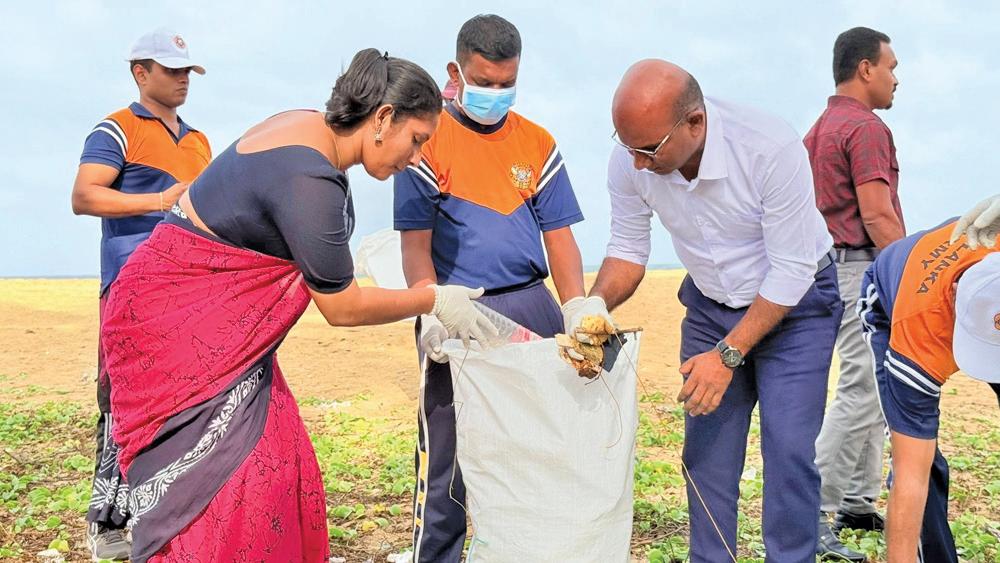 நாத்தாண்டிய கடற்கரையோரம் சிரமதானம்