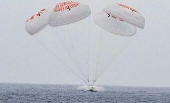 5 மாதங்களின் பின்னர் வெற்றிகரமாக பூமிக்கு திரும்பிய விண்வெளிவீரர்கள்