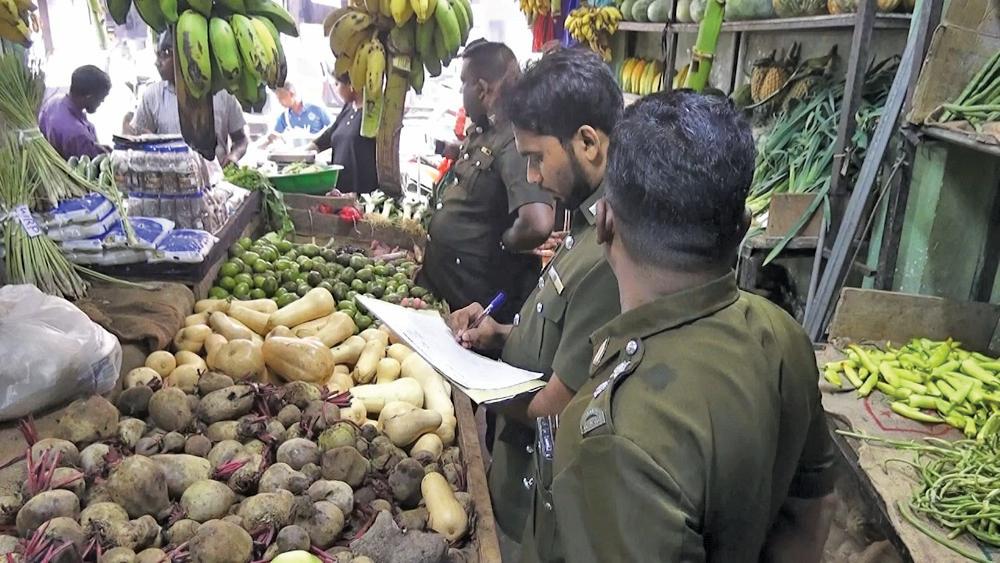 அட்டன் நகரில் சுகாதார பரிசோதகர்கள் திடீர் சோதனை நடவடிக்கை; எச்சரிக்கையும் விடுப்பு