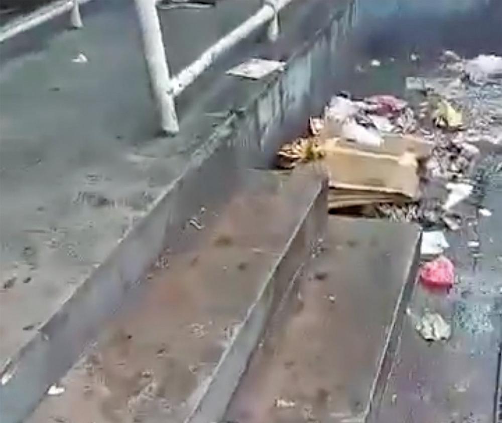 குப்பைகூளமாக காட்சியளிக்கும் தலவாக்கலை பிரதான பஸ் தரிப்பிடம்