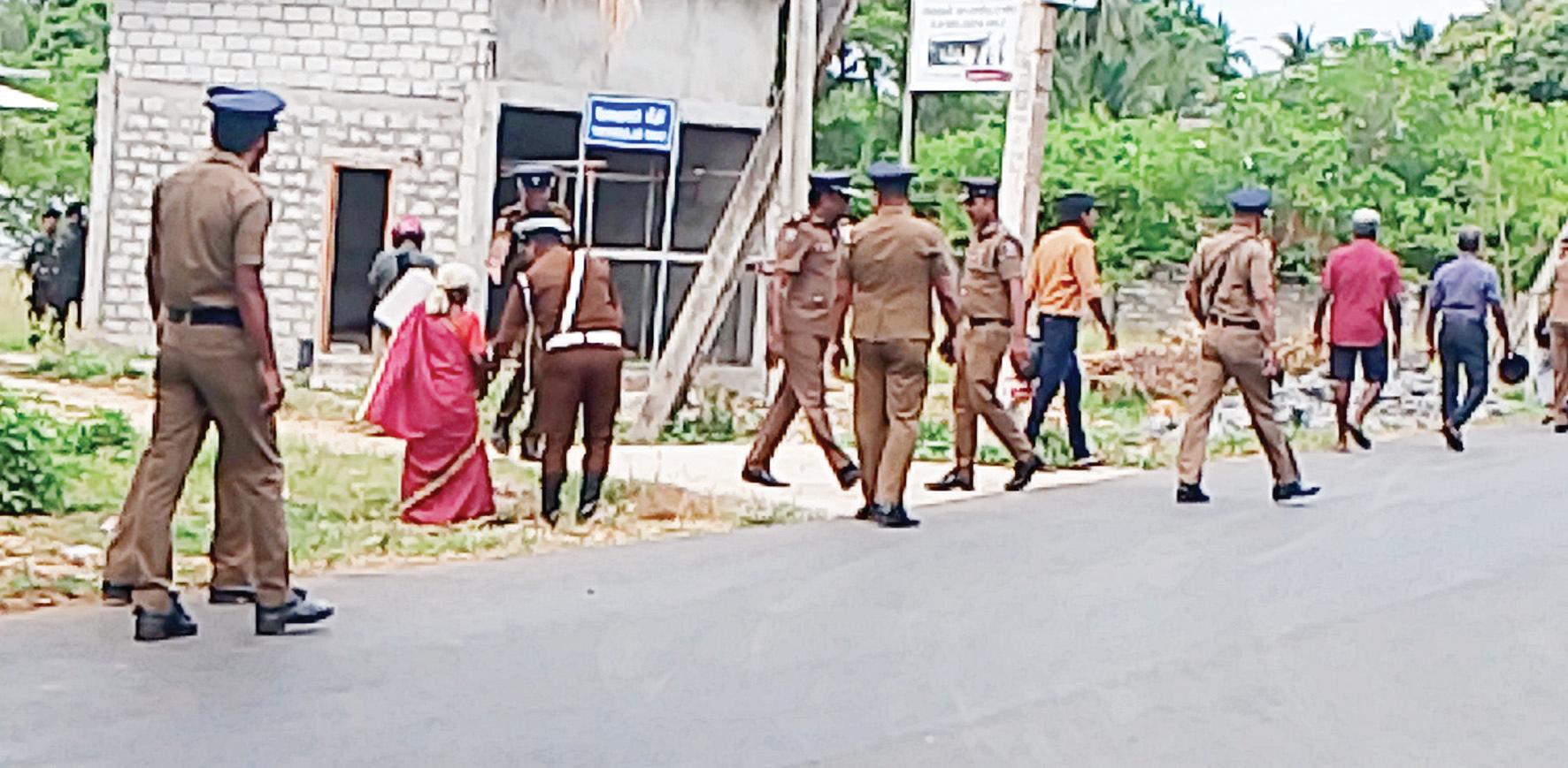 மயிலிட்டி ஒன்றுகூடிய காணி உரிமையாளர்களை தகாத வார்த்தைகள் மூலம் விரட்டியடித்த பொலிஸார்