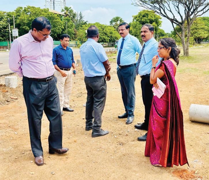 பண்ணை சுற்றுவட்டத்தில் வீதியருகே எல்லைக்கற்கள்