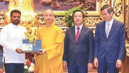 ஜனாதிபதி பாய் டின் விகாரையில் வழிபாடு வியட்நாம் மக்கள் அமோக வரவேற்பளிப்பு