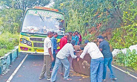 மலைப்பாதையில் பஸ் சென்றபோது உருண்டு விழுந்த ராட்சத பாறை