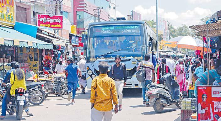காஞ்சிபுரம் பேருந்து நிலையத்தில் ஆக்கிரமிப்பு கடைகளால் சிக்கி திணறும் பயணிகள்