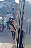 திருவள்ளூரில் இருந்து சென்ற புதகூர் ரயில் மீது ஏறி மாணவர்கள் அட்டகாசம்