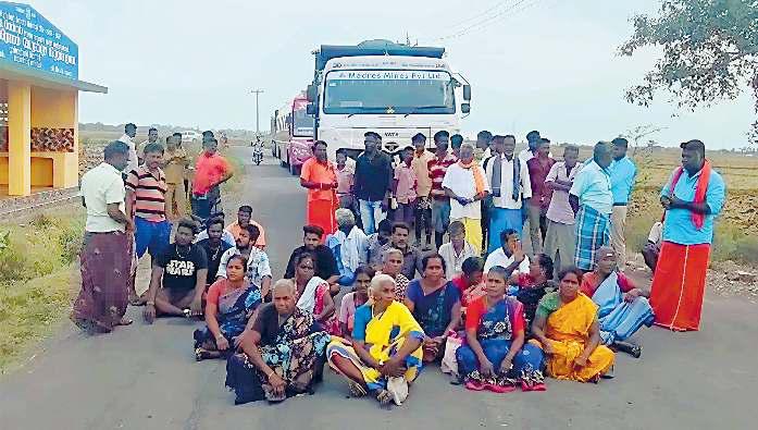 அடிப்படை வசதிகள் ஏற்படுத்தித்தர கோரி குன்னத்தூர் கிராம மக்கள் சாலை மறியல்