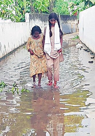 வீடுகளை சூழ்ந்த மழைநீர்