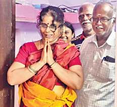 முருகா... இங்கேயே வந்துட்டியா வீட்டில் புகுந்த பாம்பை வணங்கிய குடும்பம்