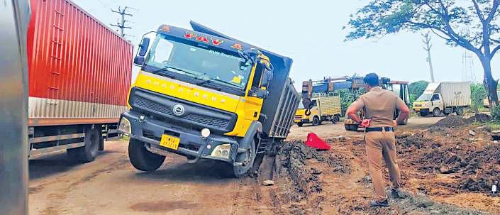 சங்க கட்டணம் செலுத்துவதை தவிர்க்க குடியிருப்பு வழியாக விதிமீறி செல்லும் கான்கரீட் லாரிகள்