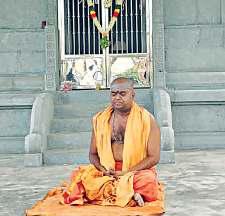 முந்தைய ஆதீனத்தின் சமாதி முன் அமர்ந்து மதுரை ஆதீனத்துக்கு எதிராக தம்பிரான் திடீர் போராட்டம்