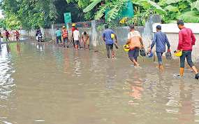 நூம்பல் சாலையில் உள்ள தொழிற்சாலைகளுக்குள் மழைநீர் புகுந்தது