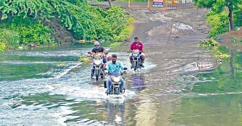 விடியற்காலை பெய்த கனமழையால் மதுரவாயல் நொளம்பூர் தரைப்பாலம் மூழ்கியது