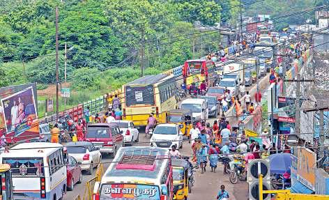 கட்டுக்கடங்காமல் வந்த பக்தர்கள் கூட்டத்தால் பெரியபாளையத்தில் கடும் போக்குவரத்து நெரிசல்