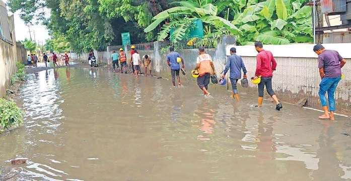 கனமழையால் நூம்பல் சாலையில் உள்ள தொழிற்சாலைகளுக்குள் புகுந்தது மழை நீர்