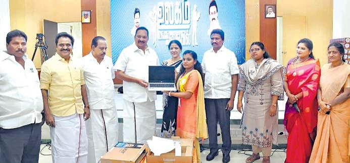 அரசு கல்லூரி மாணவர்களுக்கு விலையில்லா மடிக்கணினி
