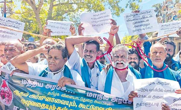 மேகதாது அணை, பயிர்க்கடன் தள்ளுபடி விவகாரம் காவிரி மணலில் புதைந்து விவசாயிகள் போராட்டம்