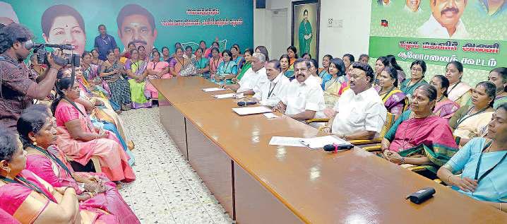 அதிமுக மகளிர் அணி கூட்டத்தில் எடப்பாடி பழனிசாமி பரபரப்பு பேச்சு துரோகிகள் வெளியேறுவதால் தொண்டர்கள் மகிழ்ச்சி
