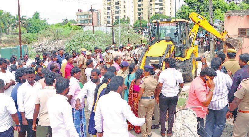 ஆக்கிரமிப்பு குடியிருப்புகளை அகற்ற பொதுமக்கள் எதிர்ப்பு