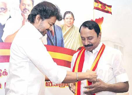 அதிமுகவில் இருந்து நீக்கப்பட்ட செங்கோட்டையன் விஜய் கட்சியில் இணைந்தார்