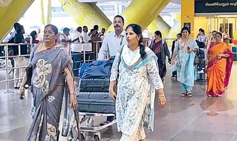சுற்றுலா சென்றபோது இலங்கை வெள்ளத்தில் சிக்கிய 14 பெண்கள், குழந்தைகள் உட்பட 29 பேர் சென்னை திரும்பினர்