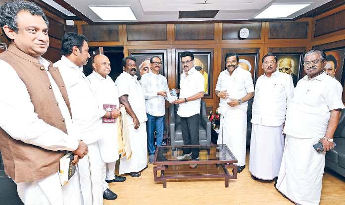 திமுக-காங்கிரஸ் முதற்கட்ட தொகுதி பங்கீடு பேச்சுவார்த்தை முதல்வர் மு.க.ஸ்டாலினுடன் காங்கிரசின் ஐவர் குழு சந்திப்பு