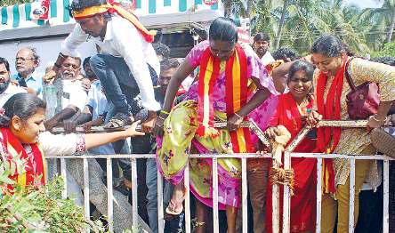 அடங்காத் ரசிகர்கள்.... தொடரும் அசம்பாவிதங்கள்....
