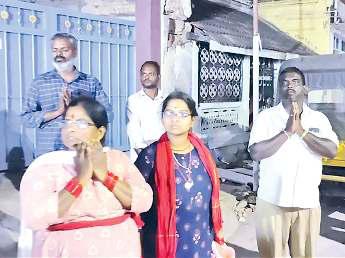 மத நல்லிணக்கத்தின் அடையாளம் திருப்பரங்குன்றம் தர்கா கொடிக்கு இந்துக்கள் வரவேற்பு