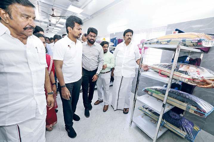 சென்னை மெரினா கடற்கரையில் வீடற்ற மக்களுக்கு இரவுநேர காப்பகம்