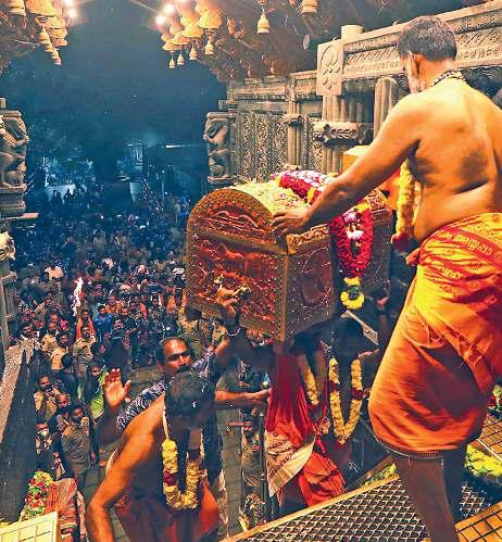 சபரிமலையில் இன்று மண்டல பூஜை