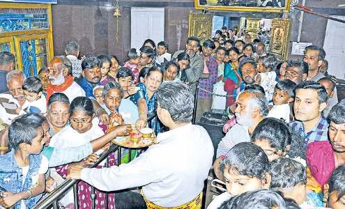 ஆங்கில புத்தாண்டை முன்னிட்டு கோயில்களில் சிறப்பு வழிபாடு