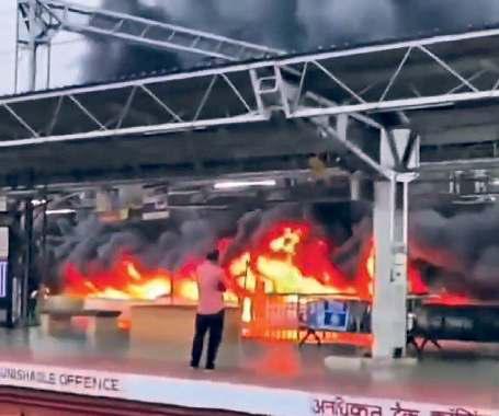 திருச்சூர் ரயில் நிலையத்தில் பயங்கர தீ: இன்ஜின் எரிந்து நாசம்