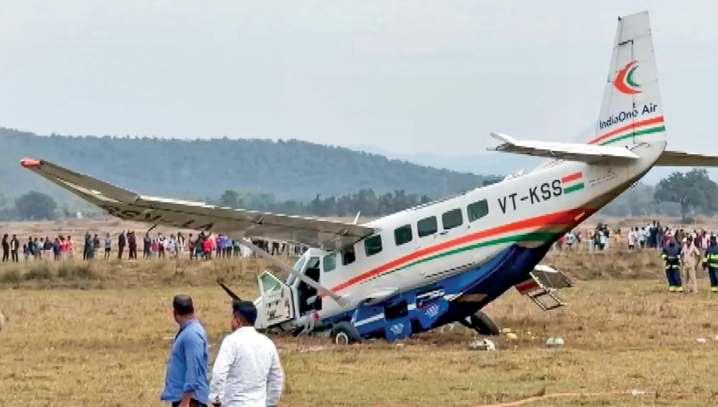 அவசரமாக தரையிறங்கிய விமானம் விபத்து: 6 பேர் காயம்