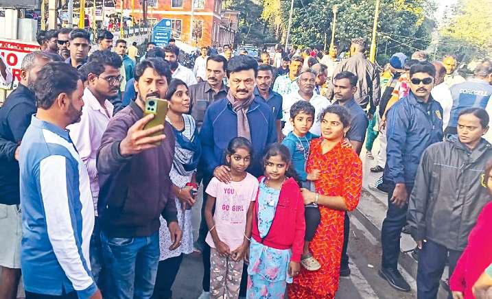 கொடைக்கானல் ஏரிச்சாலையில் முதல்வர் மு.க.ஸ்டாலின் வாக்கிங்