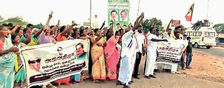 திண்டுக்கல்லில் எடப்பாடிக்கு எதிராக கருப்புக்கொடி, முற்றுகை
