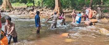 ஆற்றில் சிக்கிய 250 பக்தர்கள் மீட்பு