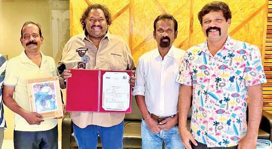 ஆநிரையை பாராட்டிய ஆஸ்கர் விருது இசை அமைப்பாளர்