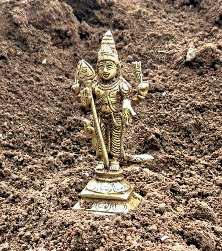 வீடு கட்ட பள்ளம் தோண்டியபோது வெண்கல முருகன் சிலை கண்டுபிடிப்பு