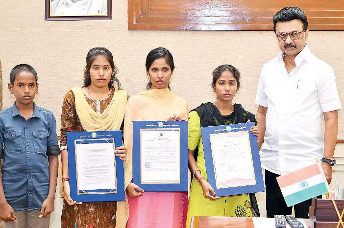 கள்ளக்குறிச்சியில் பெற்றோரை இழந்த 4 குழந்தைகளும் இனி நம் அரசின் குழந்தைகள்