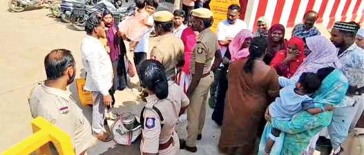 திருப்பரங்குன்றம் தர்காவிற்கு செல்வதற்காக பிரியாணியுடன் வந்த கேரள முஸ்லிம்கள் மலையேற தடை